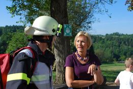 Feuerwehrsanitäter erklärt Frau Direktor die Arbeit