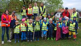 Schülergruppe und Kindergartengruppe beim Frühjahrsputz