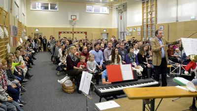 Weichnachtsfeier mit der Schule und Musikschülern im Turnsaal der Volksschule