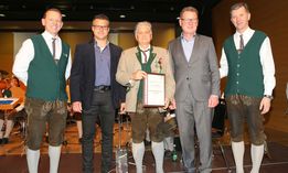 Georg Frühwirth erhält die Verdienstmedaille in Gold vom Österreichischen Blasmusikverband