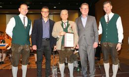 Georg Frühwirth erhält die Verdienstmedaille in Gold vom Österreichischen Blasmusikverband