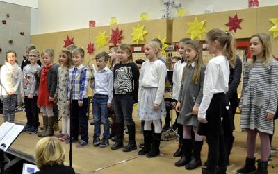 Das Lied "Frohe Weihnacht überall" der 2. Klasse