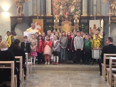 Die Kinder der Volksschule mit einem Ständchen und Geschenk