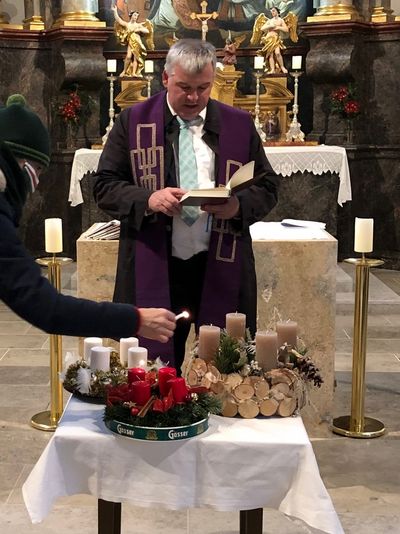 Adventkranzweihe durch Pfarrer Alois Stumpf