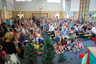 Ein voll besetzter Turnsaal beim Musical