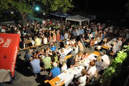 Voll gefüllter Gastgarten beim Gasthof Windisch