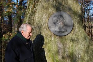 Dr. Josef Krainer jun. beim Gedenkstein