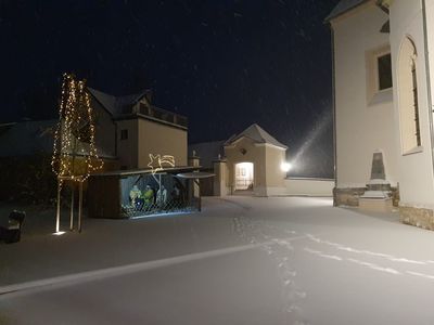 Erster Schnee für die Krippe am Kirchplatz @Bgm Christian Sekli