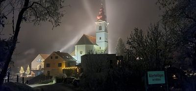 Blick zum Gemeindeamt und der Pfarrkirche @Reinhard Vidovitsch Blick zum Gemeindeamt und der Pfarrkirche @Reinhard Vidovitsch