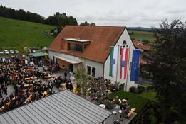 Der Kirchplatz mit Blick zum Gemeindeamt