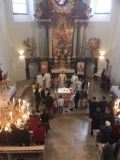 Das Vater unser mit den Kindern am Altar