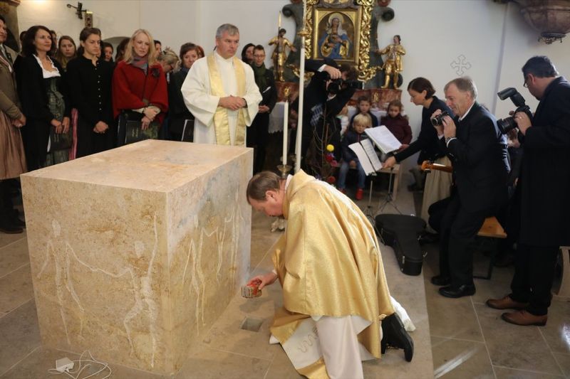 Generalvikar Linhardt setzt vor dem Altar ein Reliquienkästchen bei